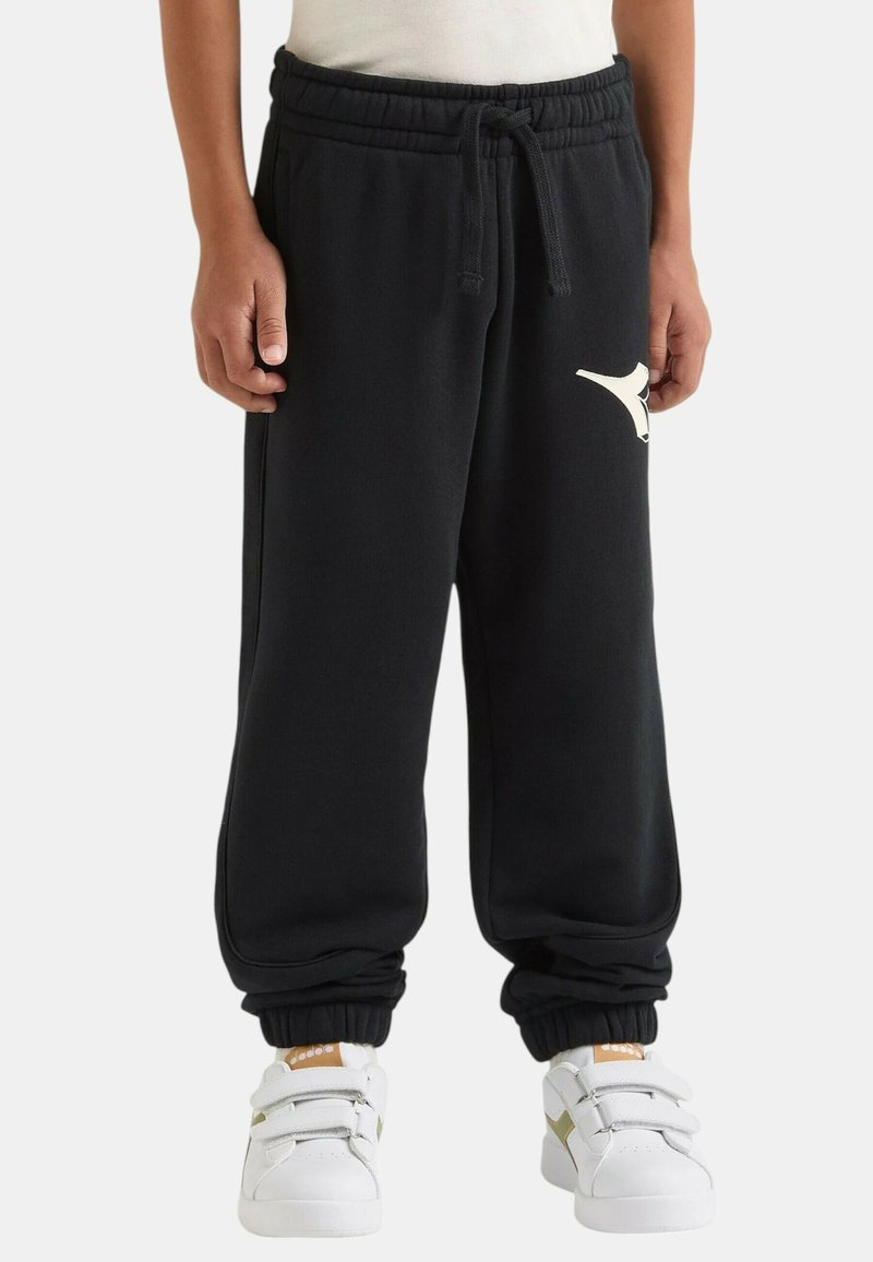 Pantaloni della tuta neri con vita elasticizzata e coulisse, con un logo bianco sulla coscia e polsini a coste alle caviglie.