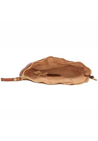 Borsetta in pelle con bordo scallop, zip dorata e rivestimento interno beige. Presenta una piccola tasca e un cinturino per il polso per il trasporto.