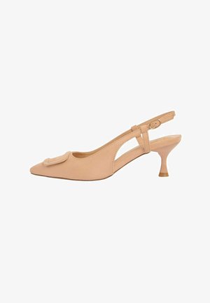 Décolleté aperta beige con punta a punta, cinturino con fibbia e dettaglio quadrato decorativo sul davanti, caratterizzata da un tacco kitten basso e curvo.