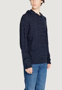 Hoodie blu navy con motivo del logo in rilievo, cappuccio con cordini, polsini e orlo a coste; realizzato in un morbido tessuto testurizzato.