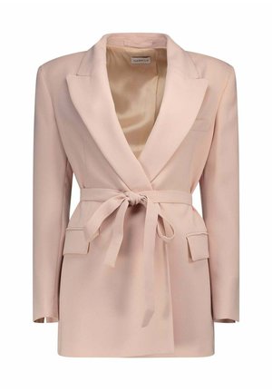 Blazer su misura rosa chiaro con ampi risvolti, maniche lunghe, due tasche con pattina e cintura da annodare in vita, foderato in raso.