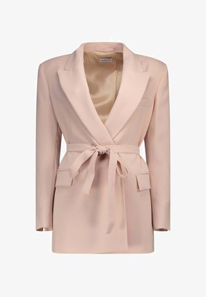 Lichtroze getailleerde blazer met brede revers, lange mouwen, twee klepzakken en een tailleceintuur, gevoerd met satijnstof.