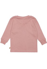 Lange mouwen shirt in lichtroze met witte strepen. Zachte stof, ronde hals en ribgebreide manchetten. Bevat een klein kleurgeblokte label aan de zijkant.