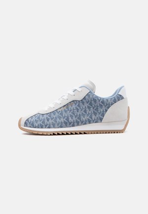Low-profile sneaker met blauw patroon stof, witte suède accenten, witte veters en beige geribbelde rubberen zool, zijaanzicht op een effen achtergrond.