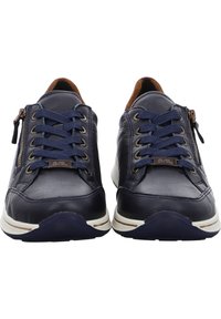 Sneakers in pelle blu navy con finitura testurizzata, dotate di chiusura con zip, lacci blu e una suola intermedia bianca con accenti blu navy scuro.