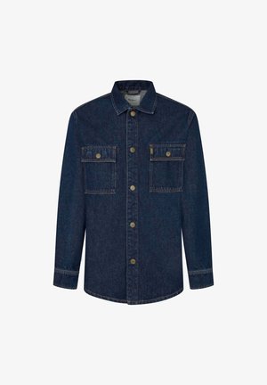 Temno modra kavbojka z dolgimi rokavi, dvema žepoma na prsih in gumbom spredaj. Ima kontrastne šive in ovratnik.