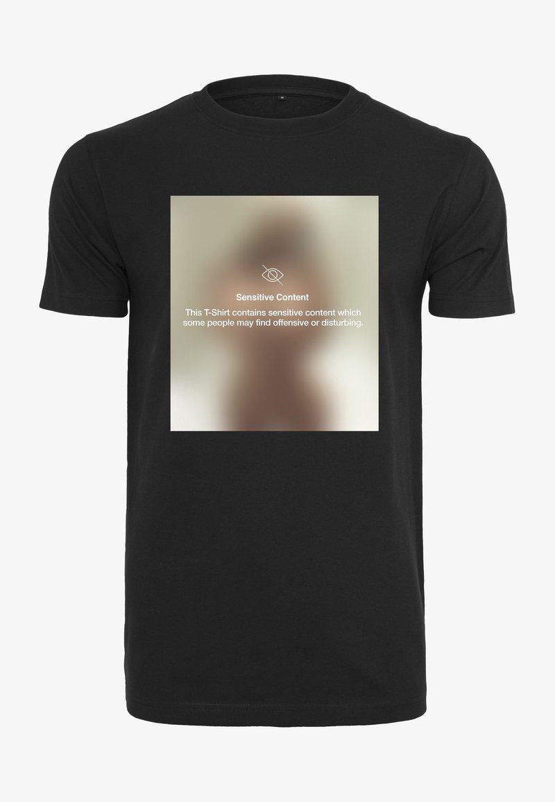 Zwarte T-shirt met korte mouwen en een ronde hals, met een vervaagd beeld in het midden met een notificatie over gevoelige inhoud.