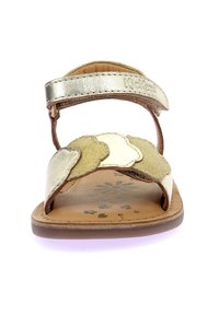 Sandalias de cuero dorado con un empeine multicolor que presenta parches en forma de nube, correa ajustable y una plantilla texturizada con un patrón floral.