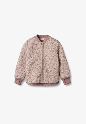 Šviesiai rožinė pūsta bombonešio striukė su gėlių raštu. Banguoti rankogaliai ir apačia, priekyje užtrauktuko uždarymas, minkšta tekstūra, atsitiktinis dizainas.