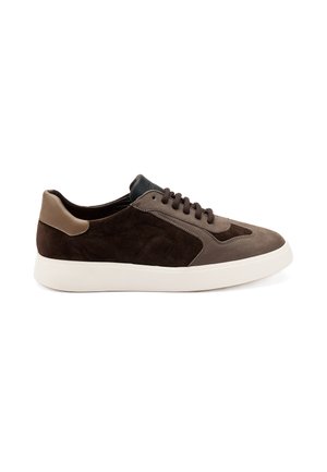 Baskets en suede marron avec des accents en cuir marron clair, une semelle en caoutchouc blanche et une languette noire contrastante. Dispose d'un système de laçage et d'un bout rond.