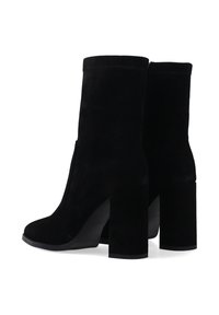 Černé semišové kotníkové boty se čtveratou špičkou a masivním blokovým podpatkem. Design se vyznačuje hladkým povrchem a postrádá viditelné kovové prvky.