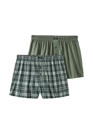 Zwei Paar Boxershorts: eine einfarbig olivgrün, eine dunkelgrün kariert mit weißen Linien. Beide verfügen über elastische Taillenbünde und Knopfverschlüsse vorne.