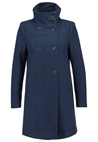 Cappotto in misto lana blu scuro con colletto alto, chiusura doppiopetto con bottoni e due tasche laterali. Texture liscia e design sartoriale.