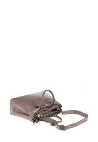 Borsa a mano in pelle marrone chiaro con manici superiori, tracolla estensibile e compartimento con zip aperta che mostra un rivestimento interno beige.