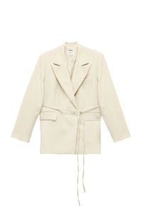 Jasnobeżowa dopasowana marynarka z podwójnym zapięciem na guziki, dużymi klapami, bocznymi kieszeniami i paskiem do wiązania. Wykonana z materiału o fakturze.