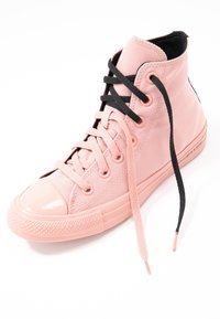 Wysokie trampki w jasnoróżowym płótnie z błyszczącym różowym czubkiem, czarnymi sznurówkami i teksturowaną podeszwą, z metalowymi oczkami do sznurowania.