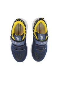 Námořnické síťované tenisky s žlutými akcenty a bílou podrážkou. Obsahují suchý zip a logo značky na boku. Lehce a prodyšný design.