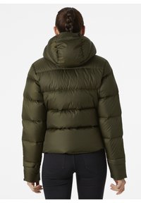 Groene pufferjack met capuchon, voorzien van een gewatteerd ontwerp en dikke vulling. Glad textuur en cropped lengte, gedragen over zwarte jeans.