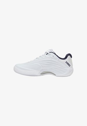 Chaussure de sport blanche avec une tige synthétique texturée, des lignes d'accent surélevées, un contrefort de talon bleu marine foncé et une semelle en caoutchouc flexible.