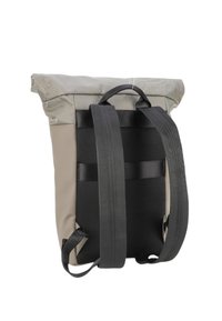 Plecak typu roll-top w beżowym i szarym kolorze. Posiada paski z siateczkowym podszyciem, gładką powierzchnię w kontrastującym kolorze oraz minimalistyczny design.