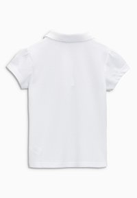 Polo bianco a maniche corte con colletto ondulato, texture in cotone liscio e design semplice, presenta dettagli di cucitura sulle maniche.