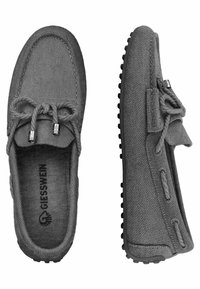 Graue Strick-Slippers mit runder Zehenform, dekorativen Schnürsenkeln und strukturiertem Sohlen. Verfügt über kontrastierende graue Nähte und eine gepolsterte Einlegesohle.