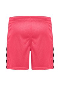 Rosa träningsshorts med en slät textur, med svarta och vita randiga detaljer längs sidorna och ett elastiskt midjeband.
