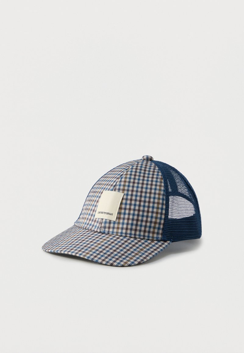 Casquette de baseball à carreaux bleus et beiges avec des panneaux en maille bleu marine à l'arrière et une petite étiquette rectangulaire blanche à l'avant.