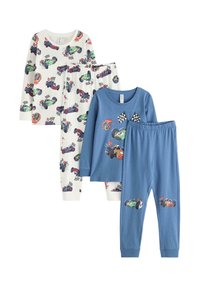 Set med tre barnpyjamasar i två utformningar: en vit med färgglada racingbilar, en blå med racinggrafik och flaggor.