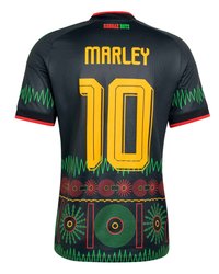 Μαύρη αθλητική φανέλα με την επιγραφή «MARLEY» και τον αριθμό 10 σε κίτρινο, με πράσινα, κόκκινα και κίτρινα γραφικά μοτίβα θεματικά του ρέγκε και το κείμενο «REGGAE BOYZ».