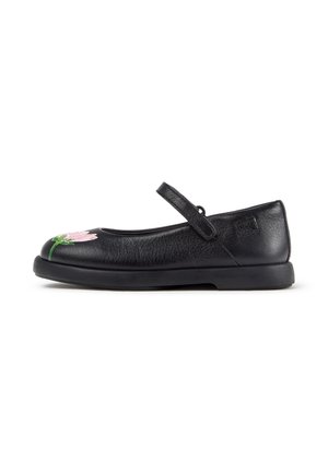 Chaussure Mary Jane noire avec une bride et un motif de fleur rose sur l'orteil, semelle plate et texture en cuir lisse.