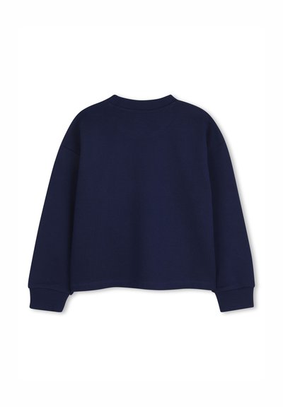 Sweat-shirt court bleu marine avec un col rond, des manches longues et des poignets côtelés. Fabriqué en tissu doux avec une texture lisse.