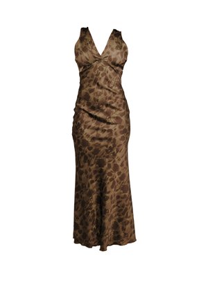 Hnedé saténové šaty bez rukávov s tmavým kvetinovým vzorom, výstrihom do V a priliehavým strihom, ktorý prechádza do dlhé sukne.