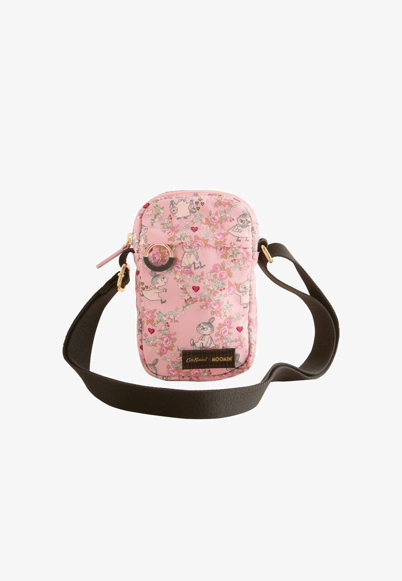 Rosa vadderad tyg crossbody-väska med blommor och karaktärsmönster, med en svart rem och detaljer i guld. Kompakt design.