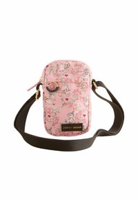 Růžová prošívaná crossbody taška s květinovými a postavičkovými vzory, se černým popruhem a zlatými kovovými detaily. Kompaktní design.