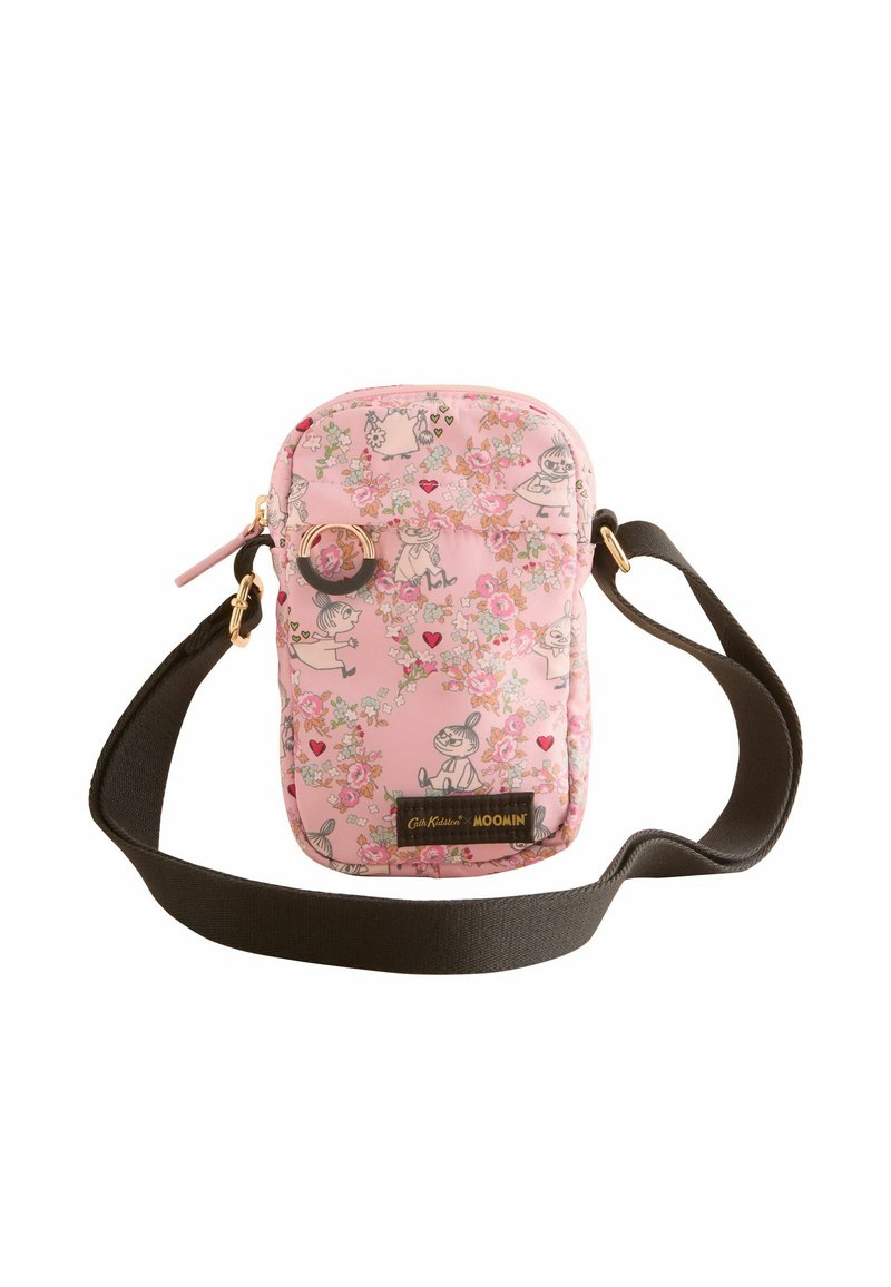 Rozā kvadrātveida auduma crossbody soma ar ziedu un varoņu rakstiem, ar melnu siksnu un zelta aksesuāriem. Kompakts dizains.