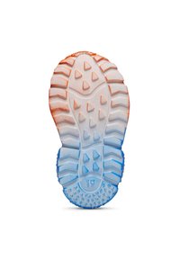 Suola della scarpa caratterizzata da un design in gomma testurizzata con prominenti lugs a forma triangolare. La gradazione di colore passa dall'arancione nella parte superiore al blu nella parte inferiore.