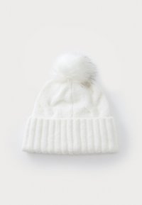 Gorro de punto blanco suave con un cuerpo texturizado y un pompón esponjoso en la parte superior, contra un fondo claro.
