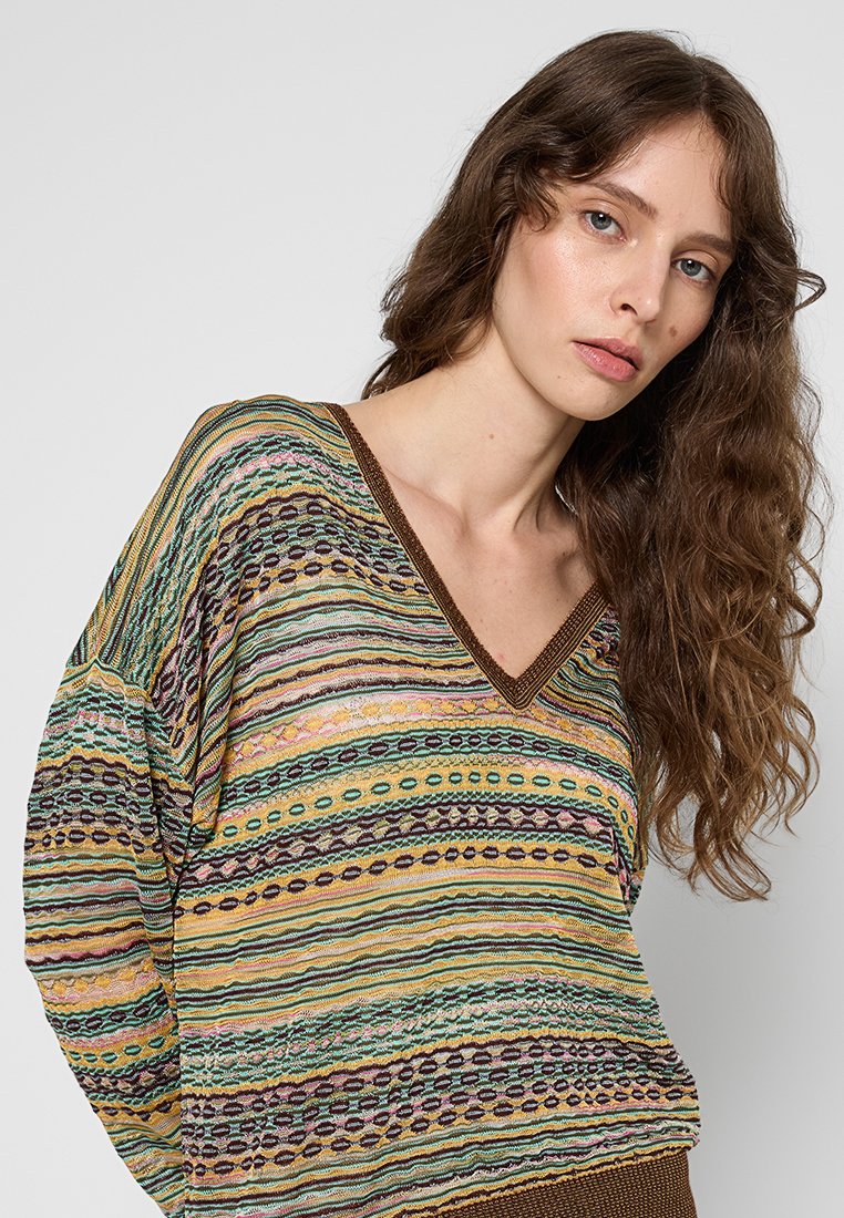 Strickoberteil mit V-Ausschnitt, mit horizontalen Streifen in Gelb, Grün, Pink und Braun, mit strukturierten Mustern und einem braunen Saum.