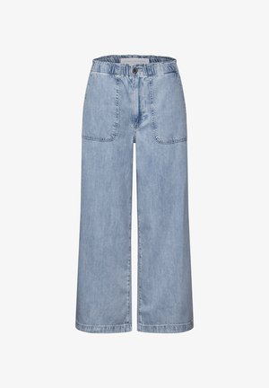 Pantalones de mezclilla de pierna ancha en azul claro con cintura elástica y bolsillos frontales. Textura suave, corte recto y dobladillos limpios.