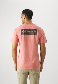 Columbia NORTH CASCADES™ SHORT SLEEVE TEE - Print T-shirt - pink agave