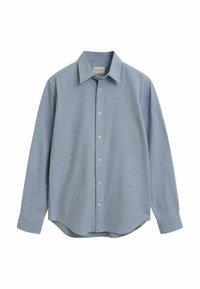 Lichtblauw button-up overhemd, katoenen stof, lange mouwen, standaard kraag, afgeronde onderkant, voorpaneel met witte knopen, minimale textuur.