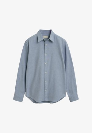 Lichtblauw button-up overhemd, katoenen stof, lange mouwen, standaard kraag, afgeronde onderkant, voorpaneel met witte knopen, minimale textuur.