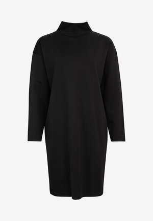 Zwarte midi-jurk met lange mouwen, een hoge col en een ontspannen, rechte pasvorm, afgebeeld tegen een witte achtergrond.