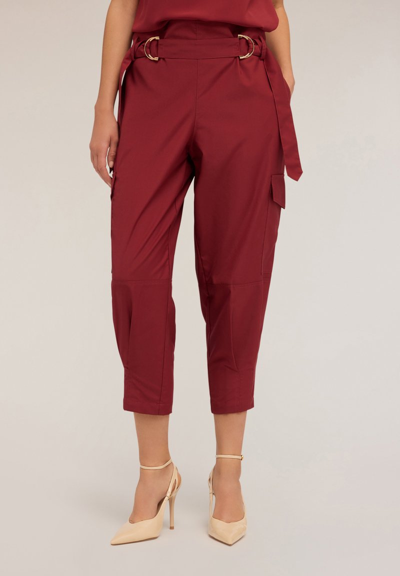 Bordowe spodnie cargo do kostek z paskiem w talii, z złotymi akcentami, bocznymi kieszeniami i gładką strukturą materiału.