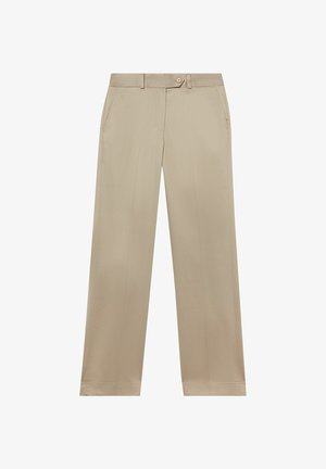Beżowe spodnie o prostych nogawkach z przednimi kieszeniami, szlufkami na pasek, zapięciem na guzik oraz gładkim przodem.