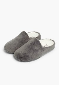 Chaussons en fourrure grise avec un design lisse et arrondi, une doublure intérieure douce et une semelle en caoutchouc. Le matériau extérieur semble duveteux et confortable.