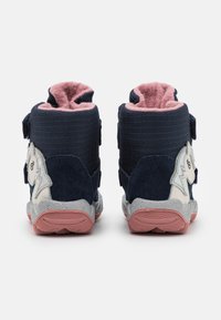 Mørkeblå høye sko med rosa fleece-fôr, suede- og tekstilmaterialer, borrelåsremmer og en hvit enhjørning detalj på siden.