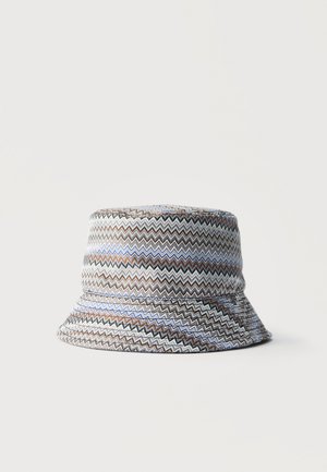 Esernyős kalap barna, fekete, fehér és kék árnyalatú hullámvonalas mintával, sima fehér háttéren.