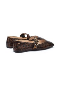 Zapatos planos de estampado de leopardo con punta afilada, una correa con un hebilla circular y una textura de cuero suave. Presentan una suela de bajo perfil.